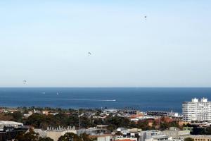 St Kilda Penthouse, Views, Spa by Custom Bnb Hosting