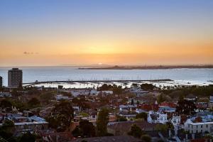 St Kilda Penthouse, Views, Spa by Custom Bnb Hosting