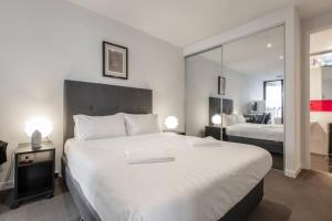 St Kilda Penthouse, Views, Spa by Custom Bnb Hosting