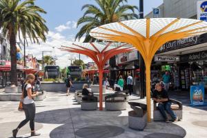 St Kilda Penthouse, Views, Spa by Custom Bnb Hosting