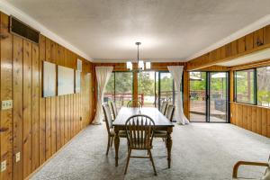 5 Mi to Lake Oroville: Huge Riverfront Home!