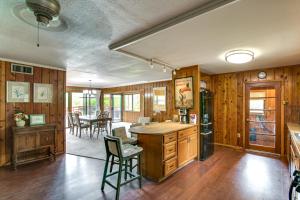 5 Mi to Lake Oroville: Huge Riverfront Home!