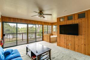 5 Mi to Lake Oroville: Huge Riverfront Home!
