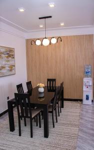 executive beautifully furnished apartment withmodern finishings ,swimming pool, fully equipped gym and other luxurious facilities and close proximity to major shopping malls in kilimani