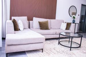 executive beautifully furnished apartment withmodern finishings ,swimming pool, fully equipped gym and other luxurious facilities and close proximity to major shopping malls in kilimani