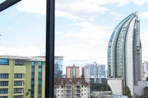 executive beautifully furnished apartment withmodern finishings ,swimming pool, fully equipped gym and other luxurious facilities and close proximity to major shopping malls in kilimani