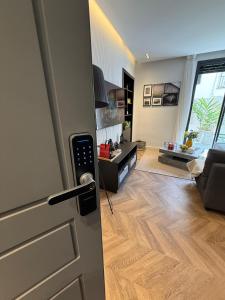 Central Luxury Apartment with Fast Fiber WiFi, Terrace & Free Parking in Casablanca Close To KFC MCDO & School Group La Résidence Boulevard 2 Mars