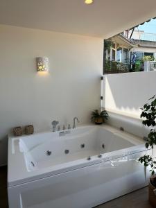 Luxury apartment 70m2 with 2 bedrooms ,balcony and jacuzzi , Downtown Thessaloniki