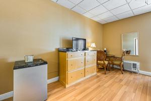 Studio with Direct 10K Islands Access Boat and Swim!