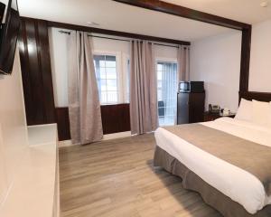 Algonquin Lakeside Inn