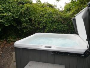 Measure Cottage - Sleeps 4 - Private Hot tub and garden