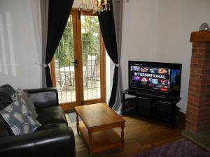 Measure Cottage - Sleeps 4 - Private Hot tub and garden