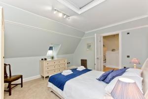 Luxury-3-bedroom Ramsay Garden Apartment next to Edinburgh Castle