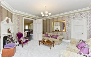 Luxury-3-bedroom Ramsay Garden Apartment next to Edinburgh Castle