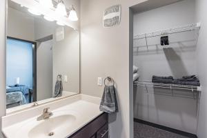Modern Stay Near Jack Trice Stadium - Walk to ISU