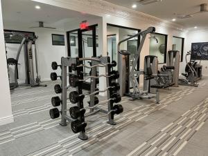 Boulevard Stays 1BR King Suite Pool Gym & Parking 03