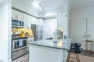 Boulevard Stays 1BR King Suite Pool Gym & Parking 03