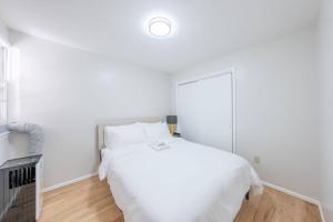 Cozy 2BR Newark Apartment | WiFi