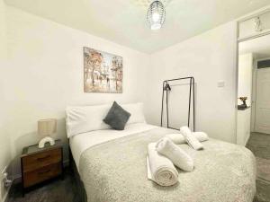 Lovely Swindon 3 Bedroom house wt parking & fenced garden