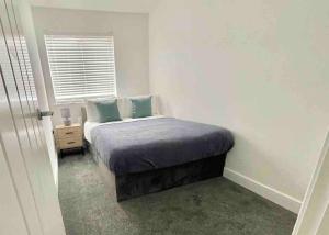 Lovely Swindon 3 Bedroom house wt parking & fenced garden