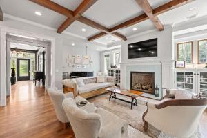 Gorgeous 4BD Plus Studio for 12 with Fire Pit & Near Downtown