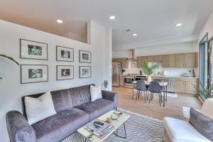 Amazing Downtown Condo w Pool and Free Parking