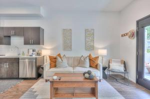 Amazing Downtown Condo w Pool and Free Parking