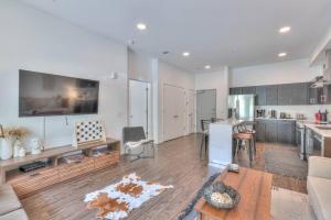 Amazing Downtown Condo w Pool and Free Parking
