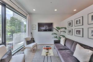 Amazing Downtown Condo w Pool and Free Parking