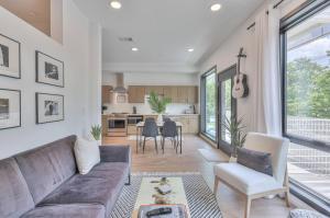 Amazing Downtown Condo w Pool and Free Parking