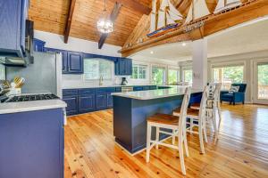 Dock & 2-Story Boat Slip: Badin Lake Cabin