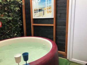 Luxe WELLNESS apartment Apeldoorn with JACUZZI and SAUNA