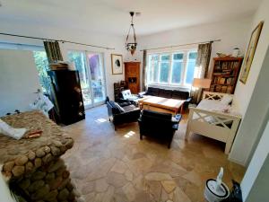 Dom z tarasem wśród pól i lasu - przestronny salon, blisko natury