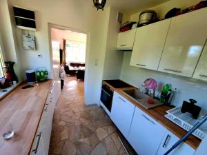 Dom z tarasem wśród pól i lasu - przestronny salon, blisko natury