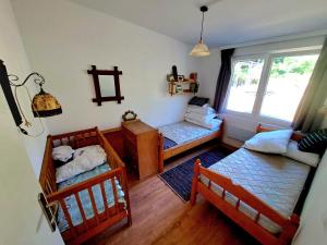 Dom z tarasem wśród pól i lasu - przestronny salon, blisko natury