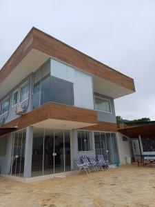 Casa em Angra com 4 quartos, churrasqueira, piscina, sinuca e quadra privativa