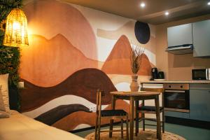 Appartements Desert rose jacuzzi situe a 5 min du centre ville de mulhouse stationnement privee sur demande : photos des chambres