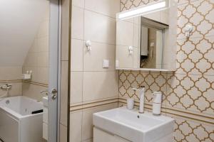 Romantic Loft with Jacuzzi Bath near Center