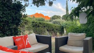 Large private garden, quiet 2-bedroom apartment, air conditioning, wifi, parking