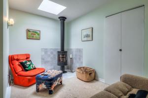 Cozy 2BR Home with Workspaces, Fireplace and Parking