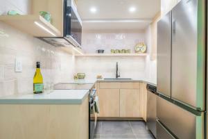Cozy 2BR Home with Workspaces, Fireplace and Parking