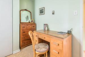 Cozy 2BR Home with Workspaces, Fireplace and Parking