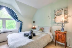 Cozy 2BR Home with Workspaces, Fireplace and Parking