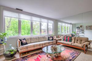 Cozy 2BR Home with Workspaces, Fireplace and Parking