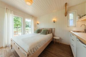 Archers island apartment with HOT TUB or SAUNA