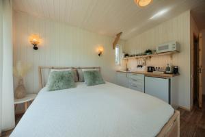 Archers island apartment with HOT TUB or SAUNA