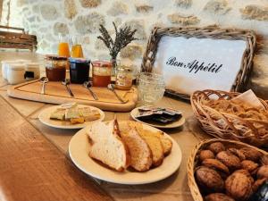 B&B / Chambres d'hotes La Source Du Bonheur Chambres et Table d-Hotes : photos des chambres
