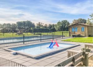 Knus houten huisje Tzummarum