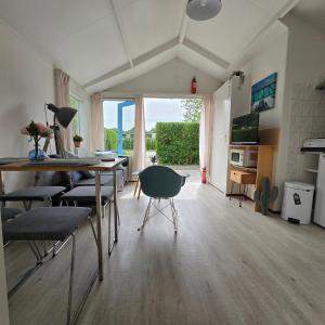 Knus houten huisje Tzummarum