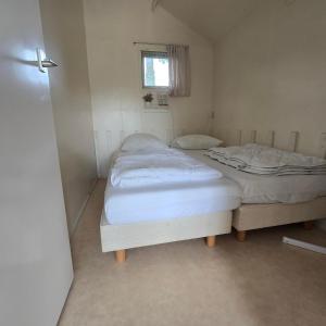 Knus houten huisje Tzummarum